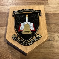 HAND PAINTED NEW SCOTLAND YARD, ANTI TERRORIST BRANCH POLICE WALL PLAQUE/SHIELD