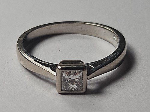 18ct white gold diamond - 18ct,