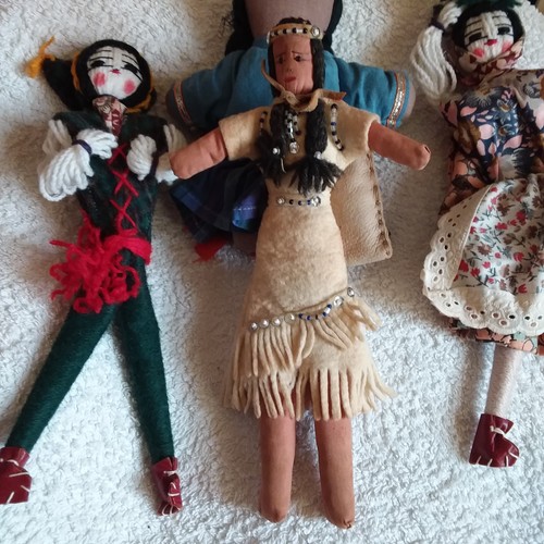 Vintage costume dolls - job, lot