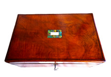 VINTAGE WOODEN LOCKABLE BOX WITH 2 KEYS.