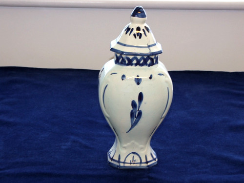 Delft large lidded - , urn