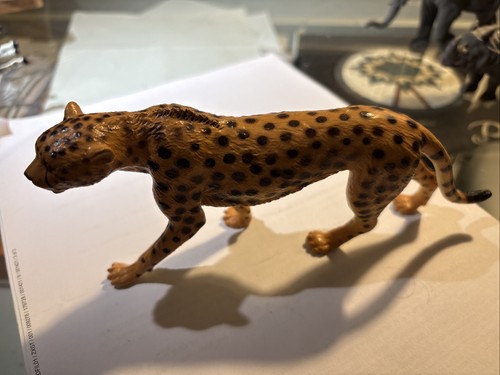 Spotted leopard figure - spotted,
