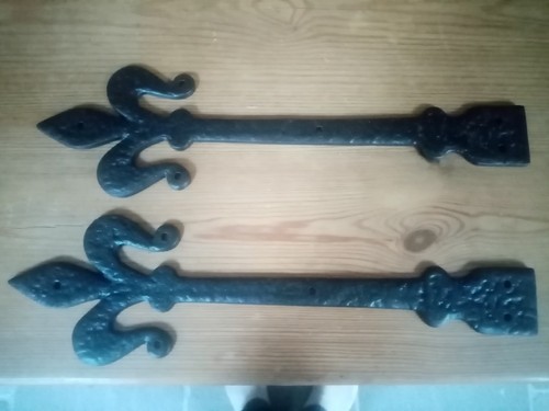 Pair gothic styl - e, cast