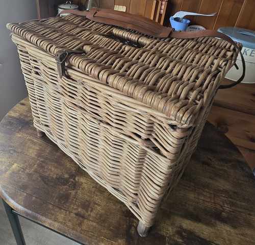 Large vintage wicker - large, footed