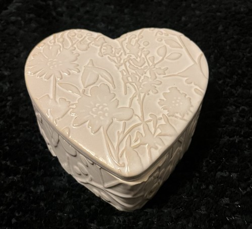 White floral patterned heart - white,