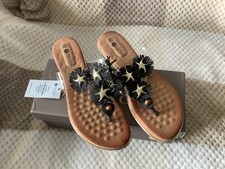 Pavers Toe Post Sandals Size 5