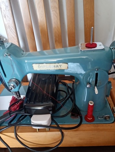 Diplomat super sewing machine - machine,