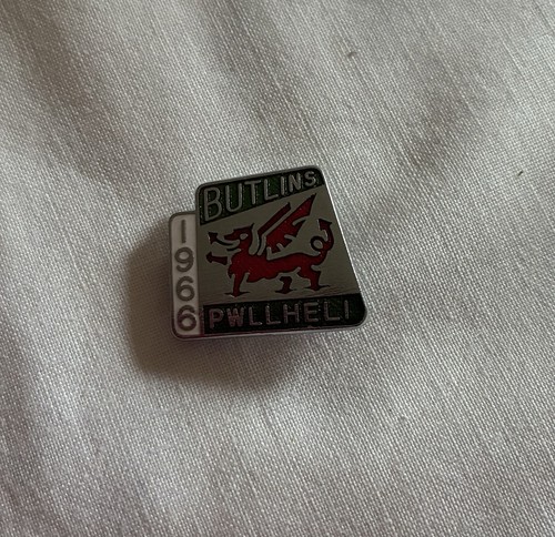 Vintage butlins badges 1966 - butlins,