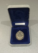 A SILVER HALLMARKED BOXED QUEEN ELIZABETH 11 SILVER JUBILEE  OVAL PENDANT 1977