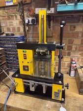 C R Clarke M25 Plastic Injection Moulding Machine - Manual - 240v