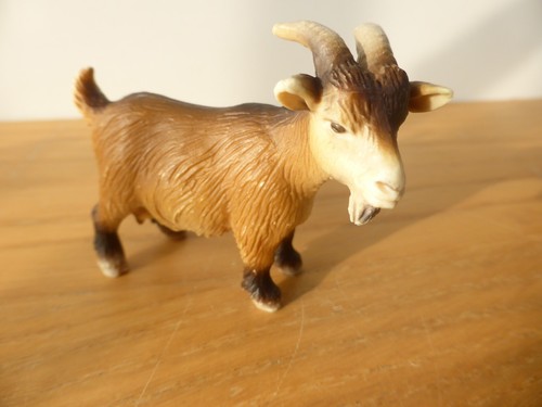 Schleich retired farm kid - farm,