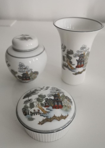 Wedgwood chinese legend vase - chinese,