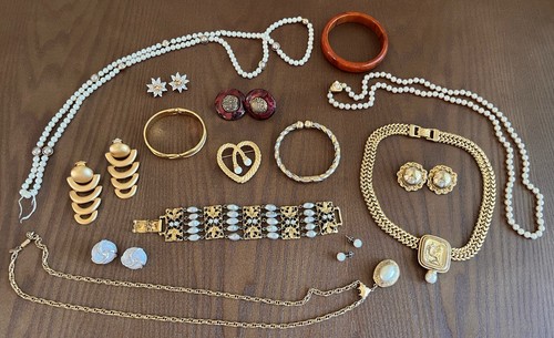 Vintage jewelry lot - lot, trifari