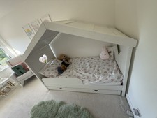 White House bed With Heart