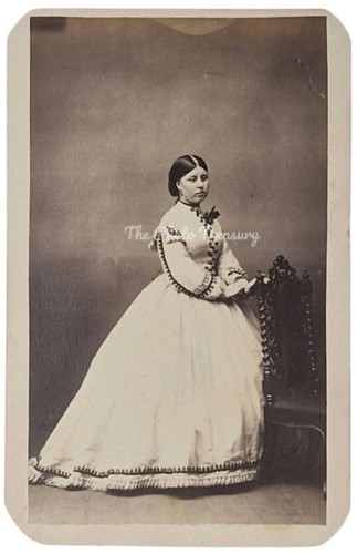Cdv elegant lady - in, pretty