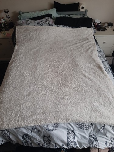 White fluffy blanket vgc - white,