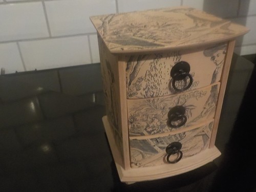 Vintage wooden mini chest - wooden,