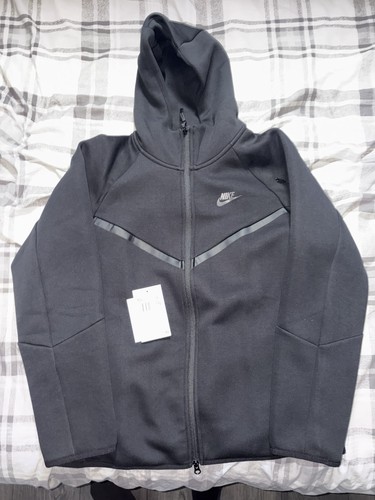 Black nike tech fleece