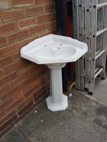 Heritage corner basin with - corner,