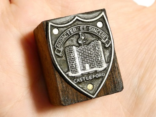 Antique castleford crest - antique,