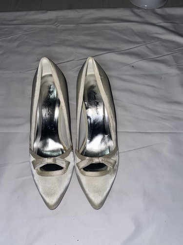 Cream coloured kitten - kitten, heels