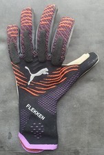 BRENTFORD MARK FLEKKEN MATCH WORN LEFT GLOVE