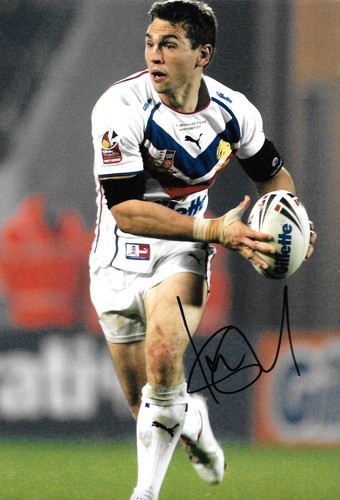Kevin sinfield looks pass - looks,