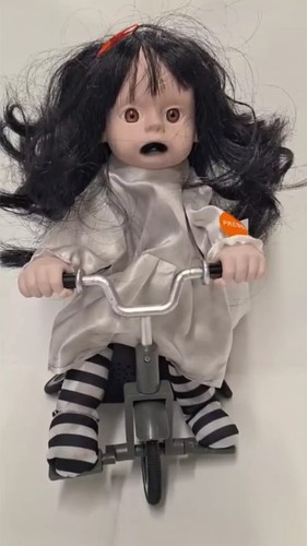 Spooky animated creepy girl - creepy,