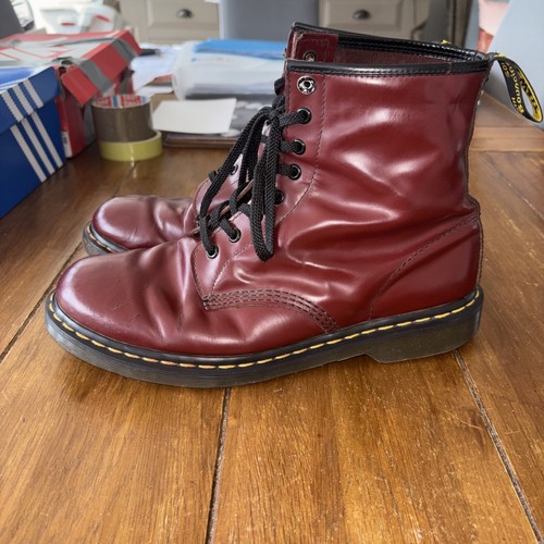 Martens airwair hole - dr,
