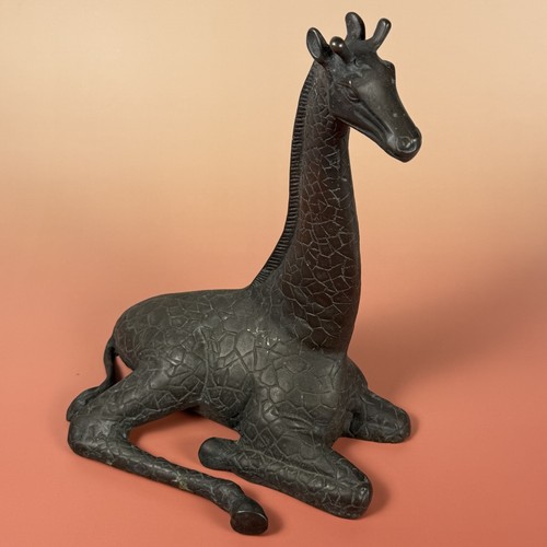 Sitting giraffe statue safari - sitting,