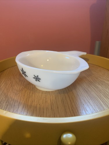 Pyrex snowflake small handled - small,