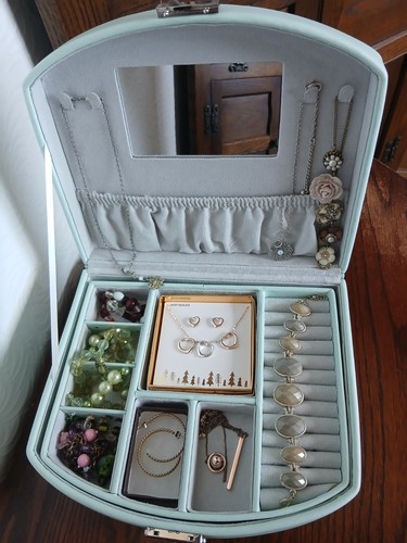Pastel green jewellery - pastel, box