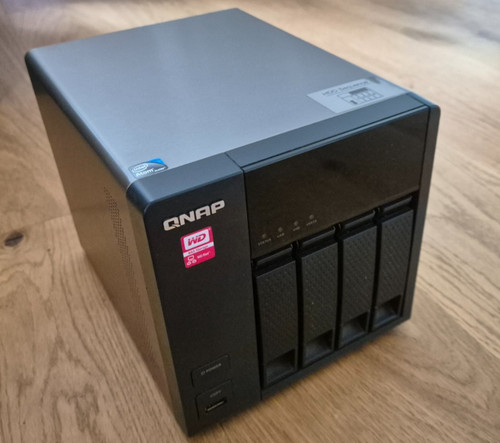Qnap 469l with 4x3tb - with,