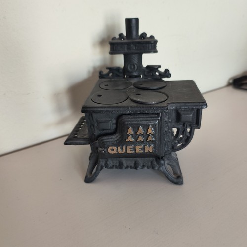 Vintage queen miniature - queen, cast