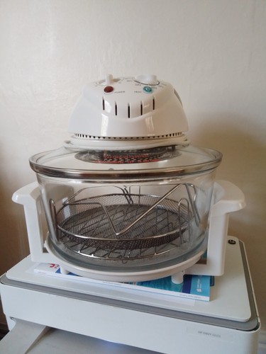 Halogen oven with accessories - oven, accessories.