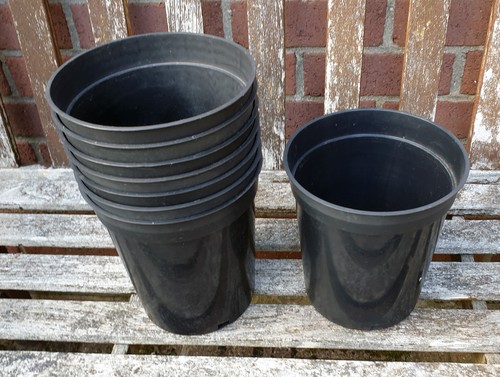 Black plastic plant pots 3 - black,