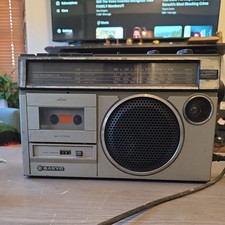 Sanyo M2441L FM SW MW LW Radio
