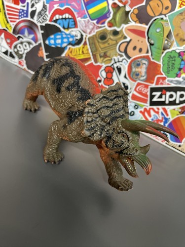 Aaa dinosaur triceratops - -,