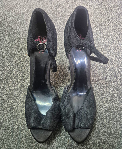 Holly willoughby black lace - willoughby,