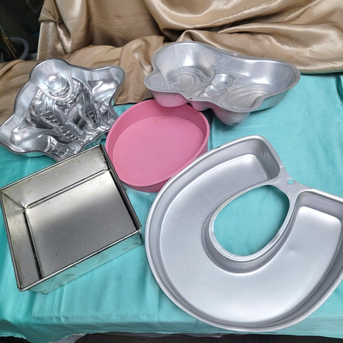 Novelty cake tins - tins, baking