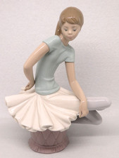 Lladro Figurine Julia 1361 Seated Ballerina. In excellent condition.