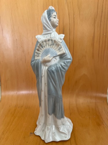 Nao lladro figurine lady - by,