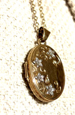 9ct GOLD 3.24g OVAL PENDANT