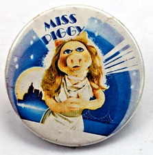 Vtg OG 1970's MISS PIGGY The Muppets Puppet Pig Kermit Comedy TV Badge Pin (P514