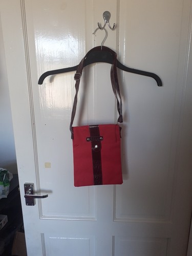 Bnwot ladies red shoulder bag - red,