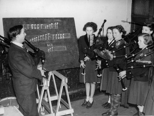 Bagpipe players lessons - bagpipe, the