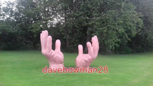 Photo giant hands sculpture - ,