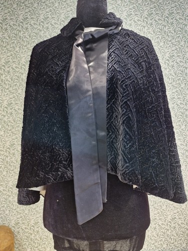 Antique cape shawl black - antique,