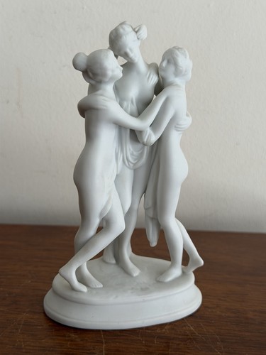 Three graces statue daughters - three,