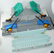TOMY Tomica World Railway Bridges & Double Level Crossing Spring loaded Green